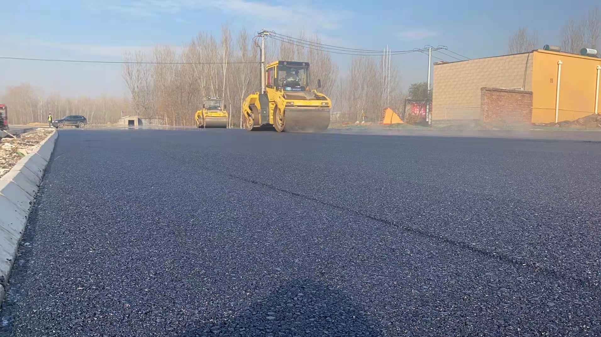 冬季給公路施工鋪設(shè)瀝青，拌合溫度是否需要做調(diào)整？北京瀝青路面施工